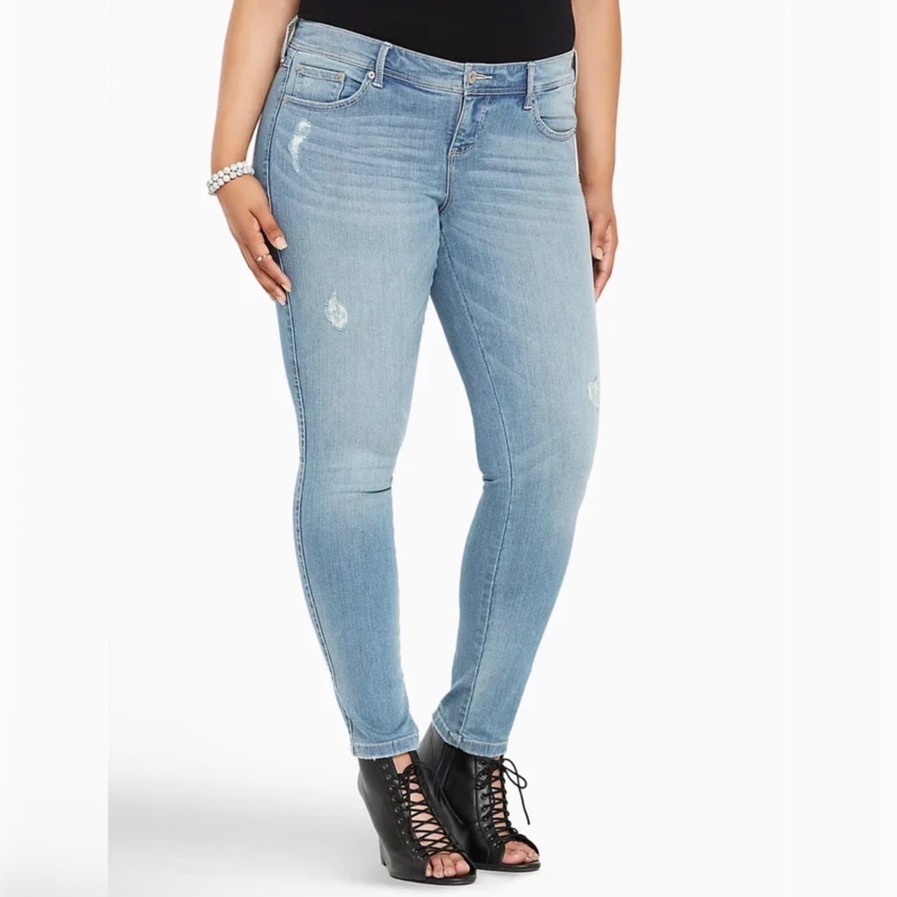 Torrid • 18R • Light wash skinny luxe distressed jeans
